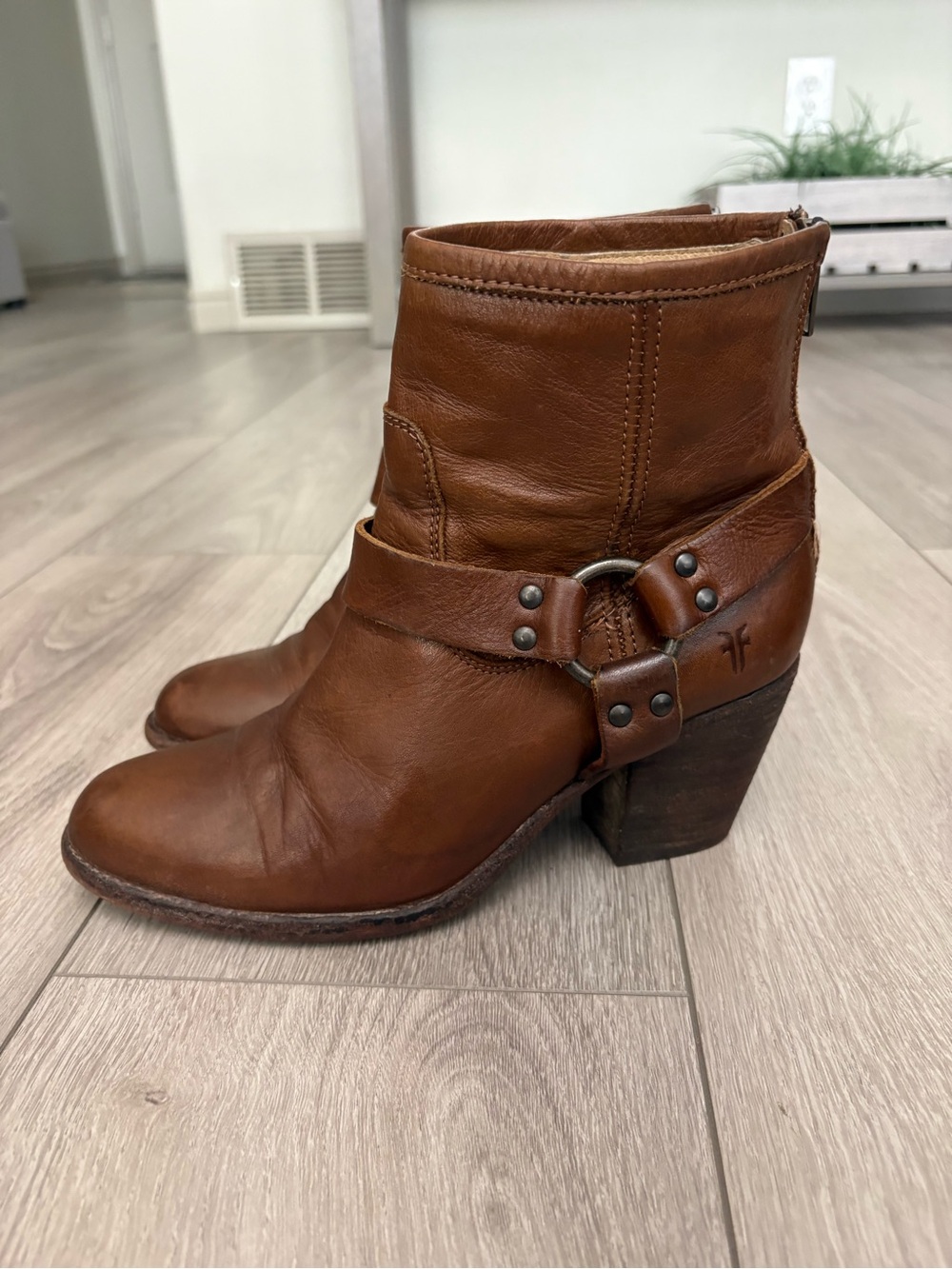 Frye Women's Phillip Harness Harness Boots Cognac Leather Back Zip Size 8 B